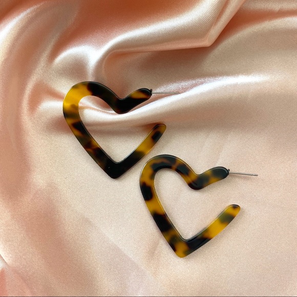 Tortoise shell Heart Hoop Earrings - Picture 4 of 8